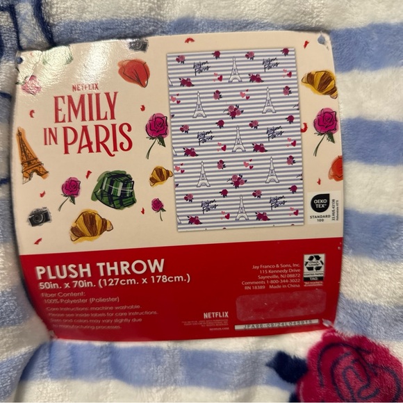 New Netflix Emily In Paris Soft Plush 50" x 70" Roses Throw Blanket Tag & Hanger - Picture 3 of 8